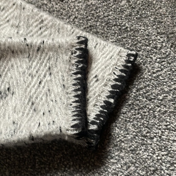 Two sweaters - Picture 4 of 7